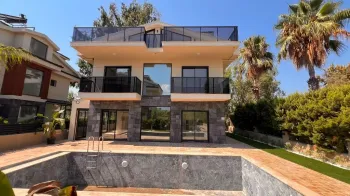 Detached Calis family home with pool and garden